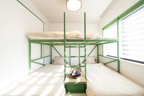 东京コートヤード広尾的一间卧室设有两张双层床和一扇窗户。