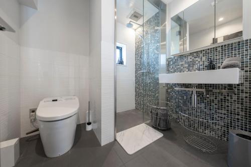 东京コートヤード広尾的一间带卫生间和步入式淋浴间的浴室