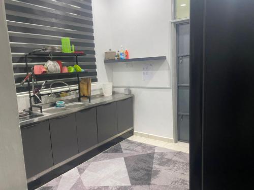 居林Creatills luxury homestay Kulim & hi-tech的厨房配有水槽和台面
