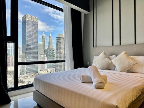 吉隆坡Axon Residence By Luxury Suites的一间市景卧室,配有一张床