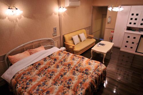 Mitakeパリセーヌ的一间医院间,配有一张床和一把椅子