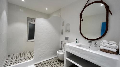 卡尔贾特Kairos Iris & Theos的白色的浴室设有水槽和卫生间。