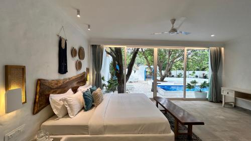 卡尔贾特Kairos Iris & Theos的一间卧室配有一张床,享有游泳池的景色