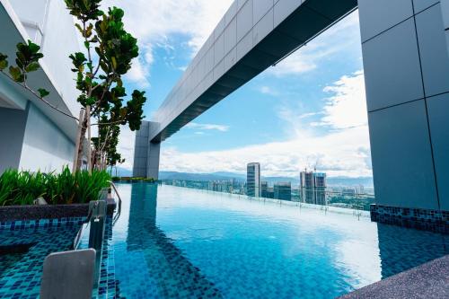 吉隆坡Royce KLCC Kuala Lumpur City Centre by Dormeo Destinations的建筑物屋顶上的游泳池