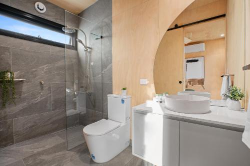 圣海伦斯Tasman Holiday Parks - St Helens的浴室配有卫生间、盥洗盆和淋浴。