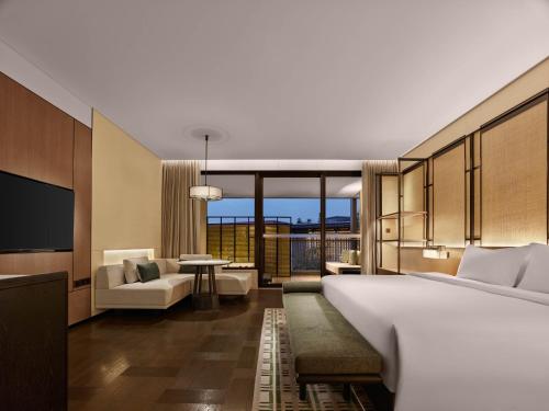 东莞东莞松山湖悦榕庄的酒店客房设有床和客厅。