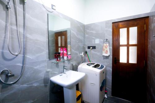 高尔cric villa的浴室配有卫生间、盥洗盆和淋浴。