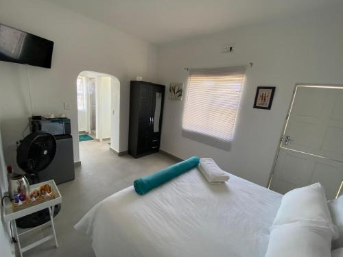 开普敦No1 Guest House的卧室设有一张白色大床和一扇窗户。