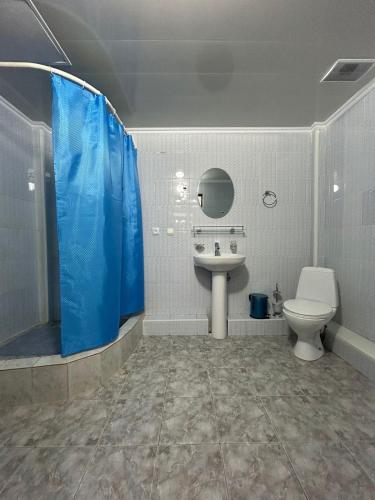 阿斯塔纳Skif Hotel的浴室配有卫生间、盥洗盆和淋浴。