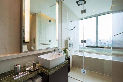 首尔首尔万豪行政公寓的一间带水槽和大镜子的浴室