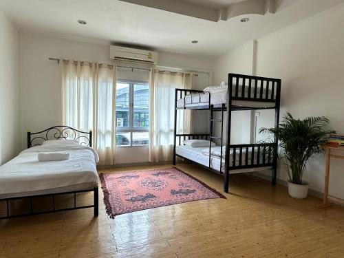 帕干岛Tangerine Dream Guesthouse的一间卧室设有两张双层床和一扇窗户。