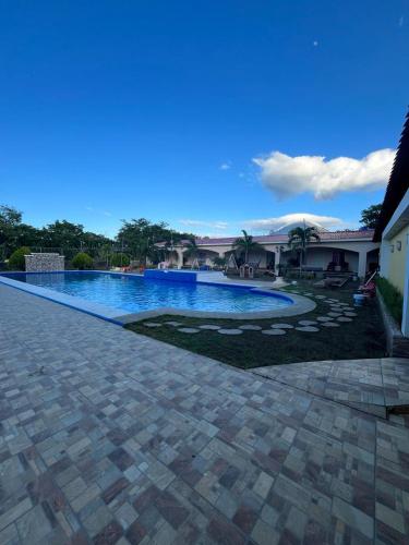 莫约加尔帕Hotel Campestre Bella Vista Ometepe的院子里的大型游泳池