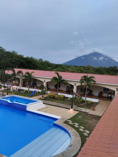 莫约加尔帕Hotel Campestre Bella Vista Ometepe的山地游泳池的度假村