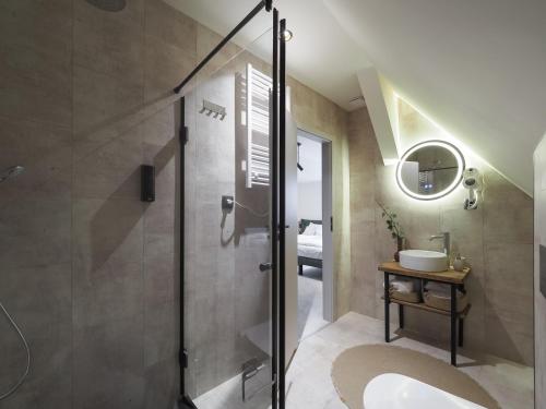 锡比乌Craft Inn - Boutique Hotel的带淋浴和盥洗盆的浴室