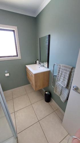 Private guest room - no kitchen的一间浴室