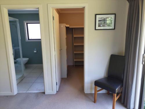 瓦纳卡Private guest room - no kitchen的走廊上设有卫生间和椅子