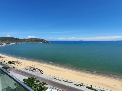 归仁Altara Apartment Quy Nhon的享有海滩和大海的景色