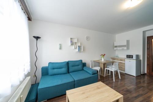 利托米什尔Penzion Bludička的客厅配有蓝色的沙发和桌子