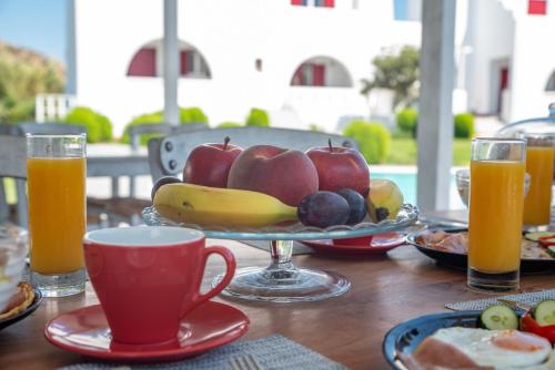 布拉卡Depis Edem luxury villas naxos的一张桌子,上面放着一盘水果和一杯咖啡