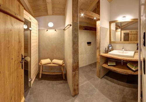 因泽尔Holznerhof - Chiemgau Karte的一间带水槽和镜子的浴室