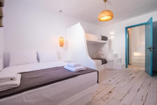 布拉卡Depis Edem private villas naxos的白色卧室,配有带毛巾的床