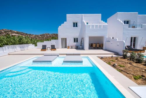 布拉卡Depis Edem private villas naxos的别墅前设有游泳池