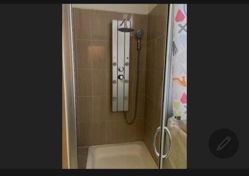 布鲁塞尔Room in Guest room - Chambre A Brucelles D的带淋浴、卫生间和盥洗盆的浴室