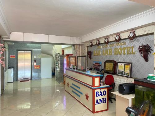 宁平Bảo Anh Hotel的墙上挂有宝场标志的快餐店