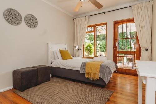 乔治Rusgenot- perfect family home的一间卧室设有一张床和一个窗口