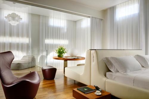 罗马帕拉佐蒙特玛提尼罗马酒店 - 拉迪森连锁酒店的客厅配有白色的床和椅子
