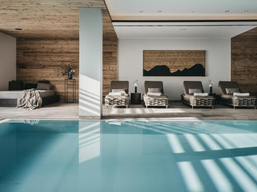 瑙德斯VAYA Nauders的一座带游泳池和客厅的房子