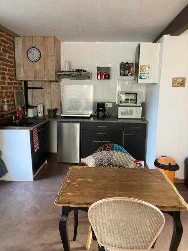卢昂appartement terrasseLouhans centre的厨房配有桌子和台面