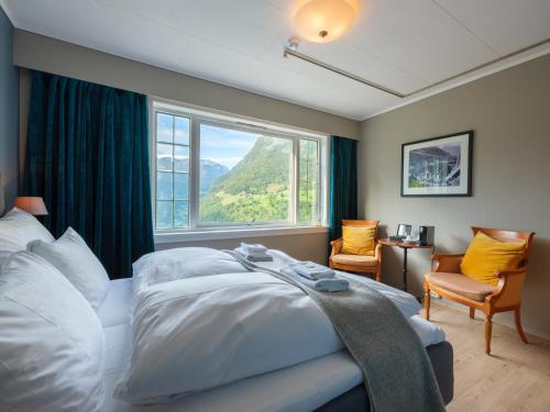 盖郎厄尔峡湾Hotel Utsikten - by Classic Norway Hotels的一间卧室设有一张床和一个大窗户