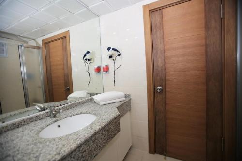 安塔利亚拉拉酒店 的一间带水槽和镜子的浴室