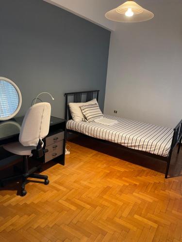 帕特雷Central apartment的一间卧室配有一张床、一张桌子和一把椅子