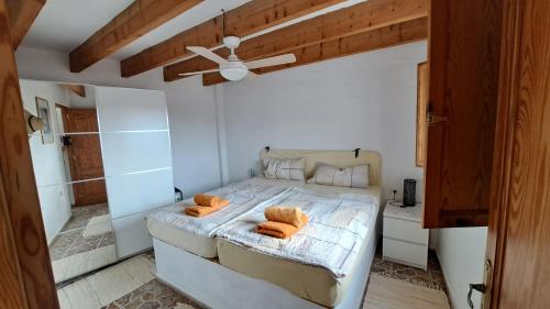 萨洛夫雷Beautiful 1-Bed House 'Oficina' Finca Vistamar的一间卧室配有一张带两个橙色枕头的床