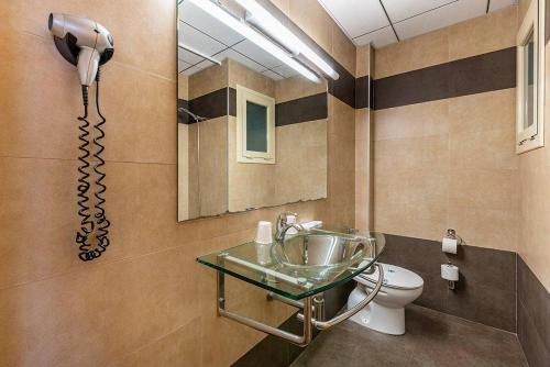 维拉弗兰卡宾纳戴斯Hotel Pere III El Gran的一间带水槽、镜子和卫生间的浴室