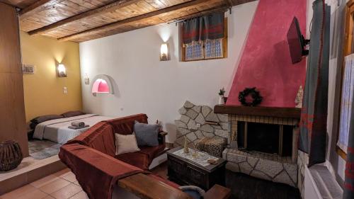 阿拉霍瓦Diminio 3 Apartment at Livadi Arachova的带沙发和壁炉的客厅