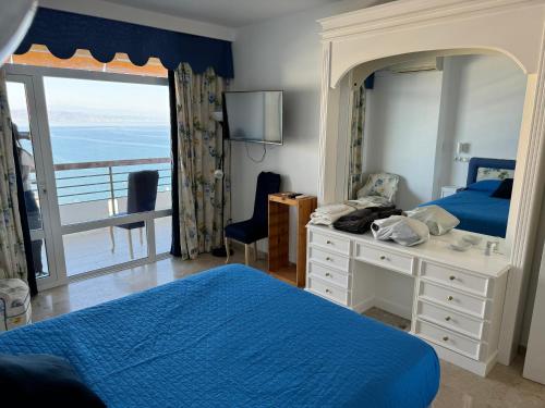多列毛利诺斯Lovely Newparadise的一间卧室配有蓝色的床和镜子