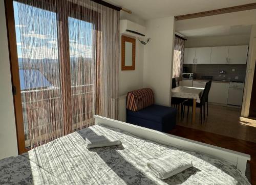 波利亚纳克卡蒂察比察尼茨酒店的一间卧室设有一张床和一个大窗户