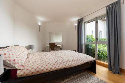 韦克斯福德Wildings Ardcavan的一间卧室设有一张床和一个大窗户