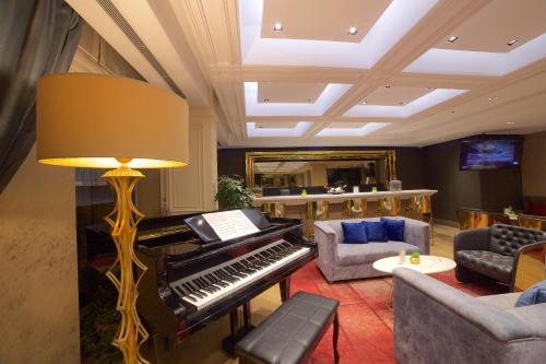 伊斯坦布尔Pierre Loti Hotel Old City- Special Category的客厅配有钢琴和沙发