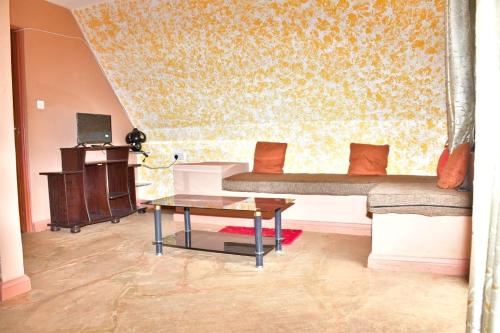 Airman’s Lodge的客厅配有沙发和桌子