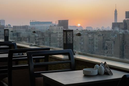 开罗Holy Sheet Plus的一张桌子和椅子,享有城市美景