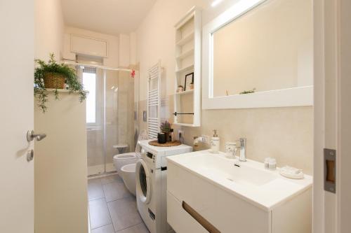 科尔西科Splendido Bilocale sul Naviglio Grande的白色的浴室设有水槽和卫生间。