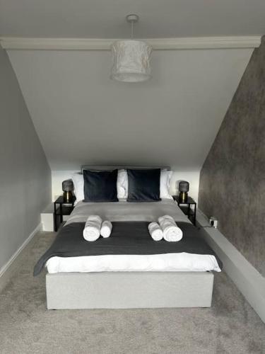 BuckinghamshireHigh Wycombe Centre- 2 bed flat的一间卧室配有一张大床和两个枕头