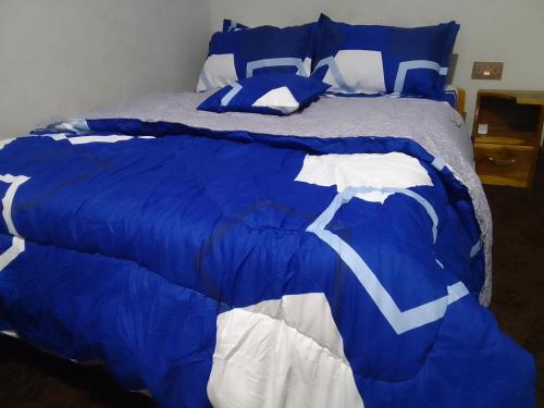 SunyaniMixtech Vacation Home -MVH的床上的蓝色和白色棉被