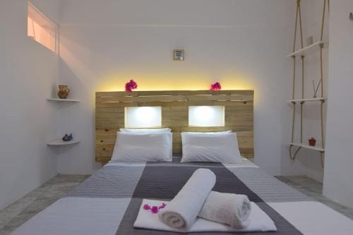 Vlychada BeachVilla Nidito Santorini的一间卧室配有一张床,上面有两条毛巾