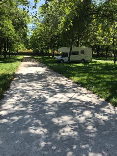 圣地亚哥－德孔波斯特拉Camping peregrino San marcos的停在公园里一条有白色货车的道路