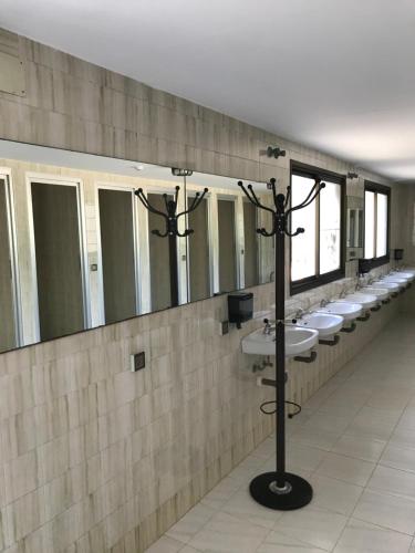 圣地亚哥－德孔波斯特拉Camping peregrino San marcos的浴室设有一排盥洗盆和镜子